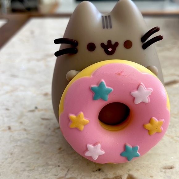 Pusheen Figurine 10 Year Anniversary Vinyl holding donut, NWT - Picture 2 of 4